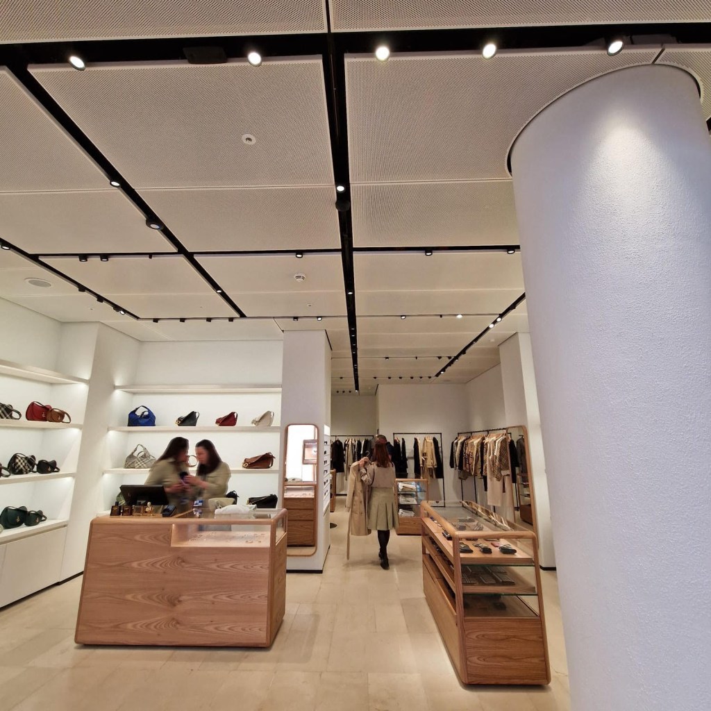 Bespoke aluminium ceiling panels at Heathrow luxury retail&nbsp;store